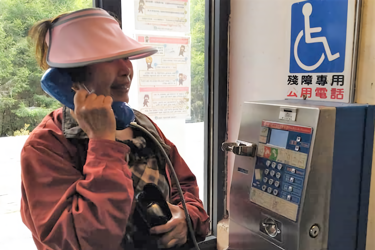 人手一支手機！他疑惑「路邊一堆公共電話」：為何還沒淘汰　釣出真相「使用率超高」網嚇到：救命的最後稻草