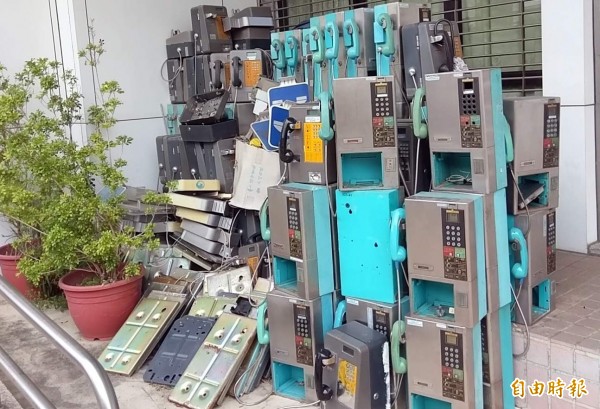 人手一支手機！他疑惑「路邊一堆公共電話」：為何還沒淘汰　釣出真相「使用率超高」網嚇到：救命的最後稻草