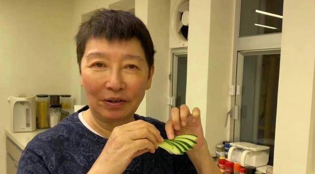 68歲蘇施黃抗癌成功！戰勝乳癌後再遇大腸癌三期，化療吐到爆瘦仍樂觀面對