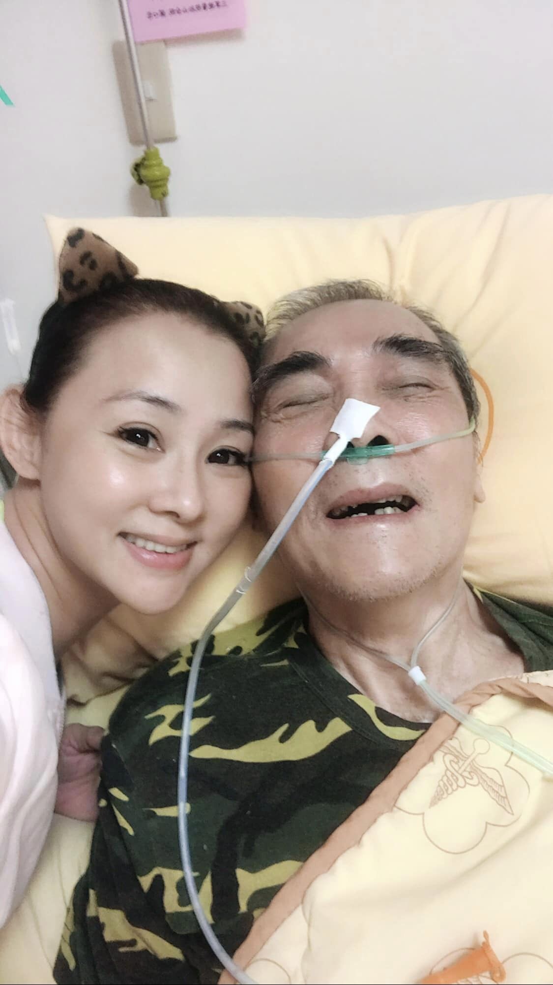 2天內連續送走兩摯愛！49歲女星「夢不到亡父」慟：放下好難　床頭驚見「一道金色光霧」心安：女兒無掛礙了