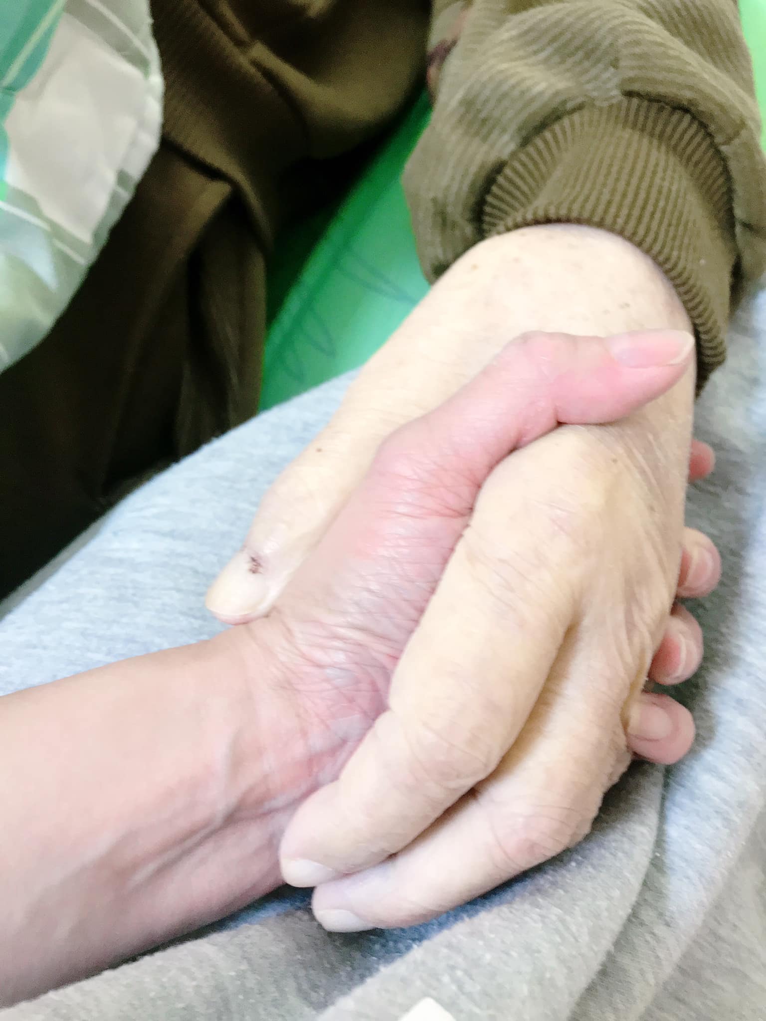 2天內連續送走兩摯愛！49歲女星「夢不到亡父」慟：放下好難　床頭驚見「一道金色光霧」心安：女兒無掛礙了