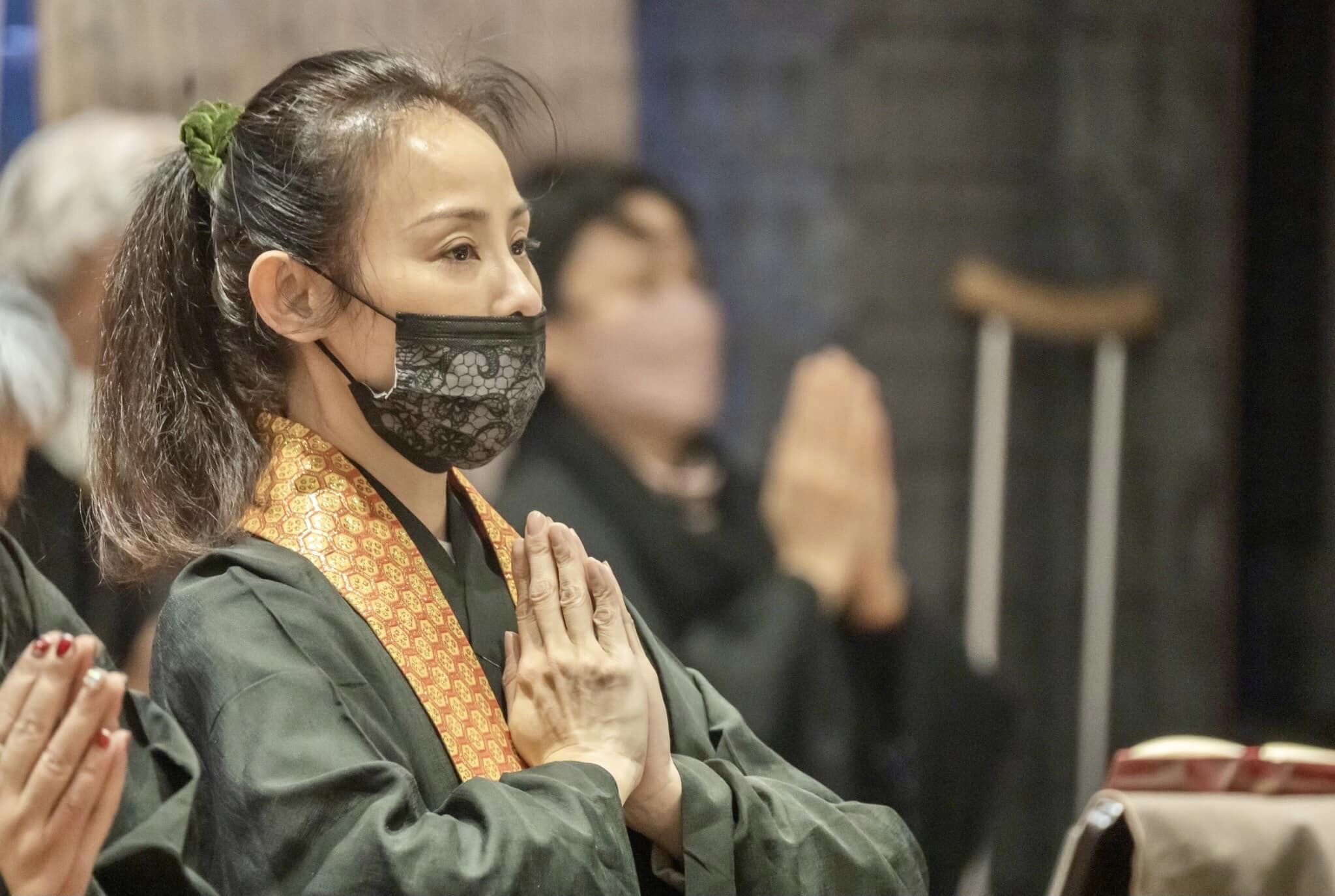 2天內連續送走兩摯愛！49歲女星「夢不到亡父」慟：放下好難　床頭驚見「一道金色光霧」心安：女兒無掛礙了