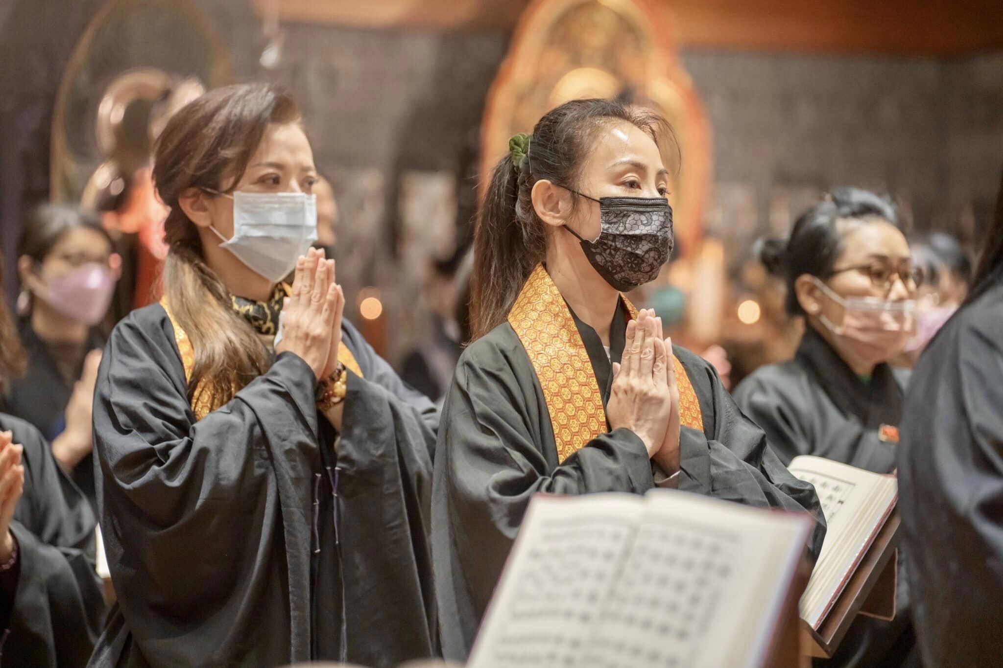 2天內連續送走兩摯愛！49歲女星「夢不到亡父」慟：放下好難　床頭驚見「一道金色光霧」心安：女兒無掛礙了