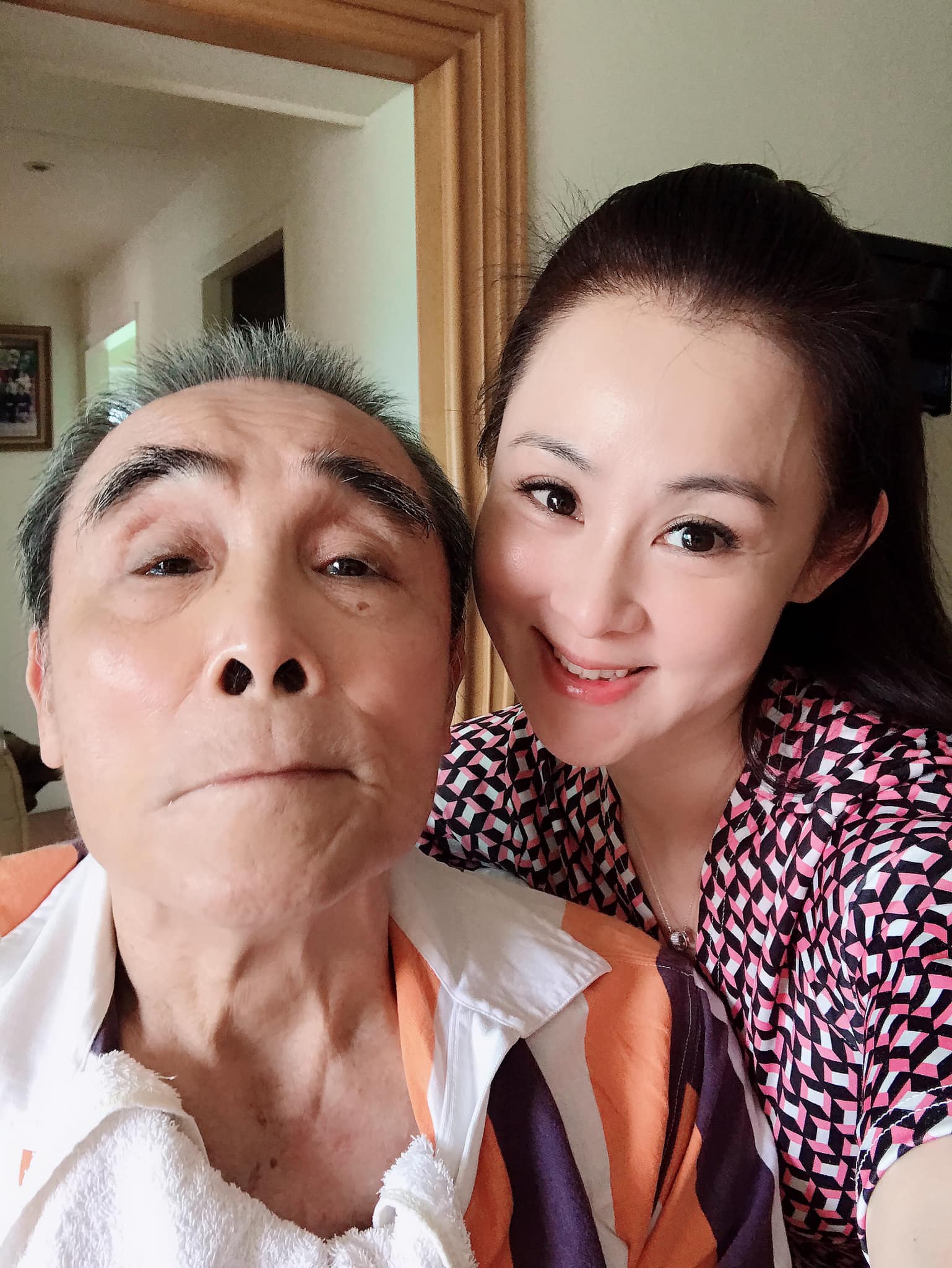 2天內連續送走兩摯愛！49歲女星「夢不到亡父」慟：放下好難　床頭驚見「一道金色光霧」心安：女兒無掛礙了