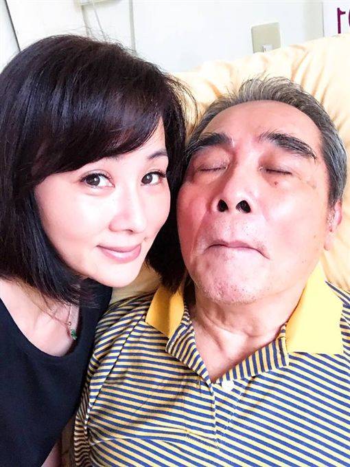 2天內連續送走兩摯愛！49歲女星「夢不到亡父」慟：放下好難　床頭驚見「一道金色光霧」心安：女兒無掛礙了