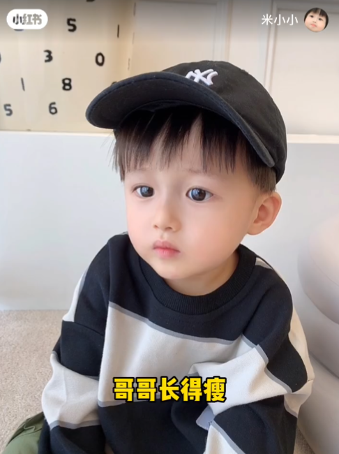 女兒是最可愛生物！馬桶蓋頭「短髮Q萌小女娃」融化眾人　留長髮「秒變空靈小仙女」哥哥顏值更驚艷