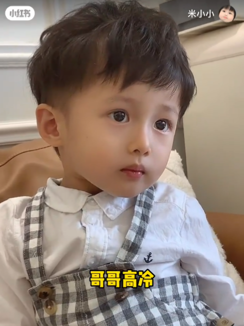 女兒是最可愛生物！馬桶蓋頭「短髮Q萌小女娃」融化眾人　留長髮「秒變空靈小仙女」哥哥顏值更驚艷