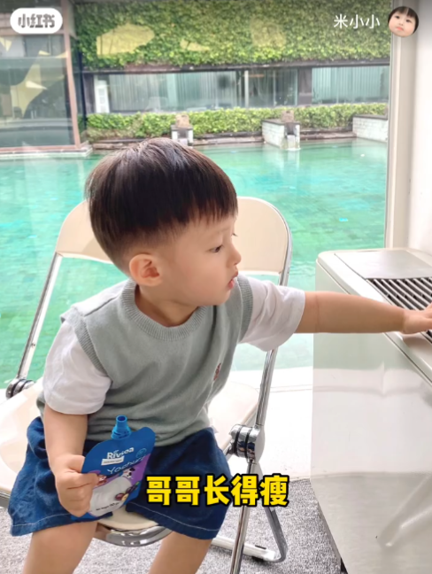 女兒是最可愛生物！馬桶蓋頭「短髮Q萌小女娃」融化眾人　留長髮「秒變空靈小仙女」哥哥顏值更驚艷