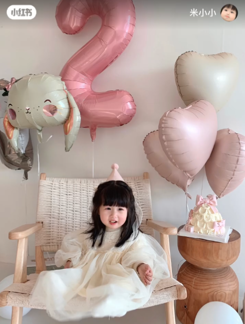 女兒是最可愛生物！馬桶蓋頭「短髮Q萌小女娃」融化眾人　留長髮「秒變空靈小仙女」哥哥顏值更驚艷