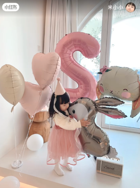 女兒是最可愛生物！馬桶蓋頭「短髮Q萌小女娃」融化眾人　留長髮「秒變空靈小仙女」哥哥顏值更驚艷