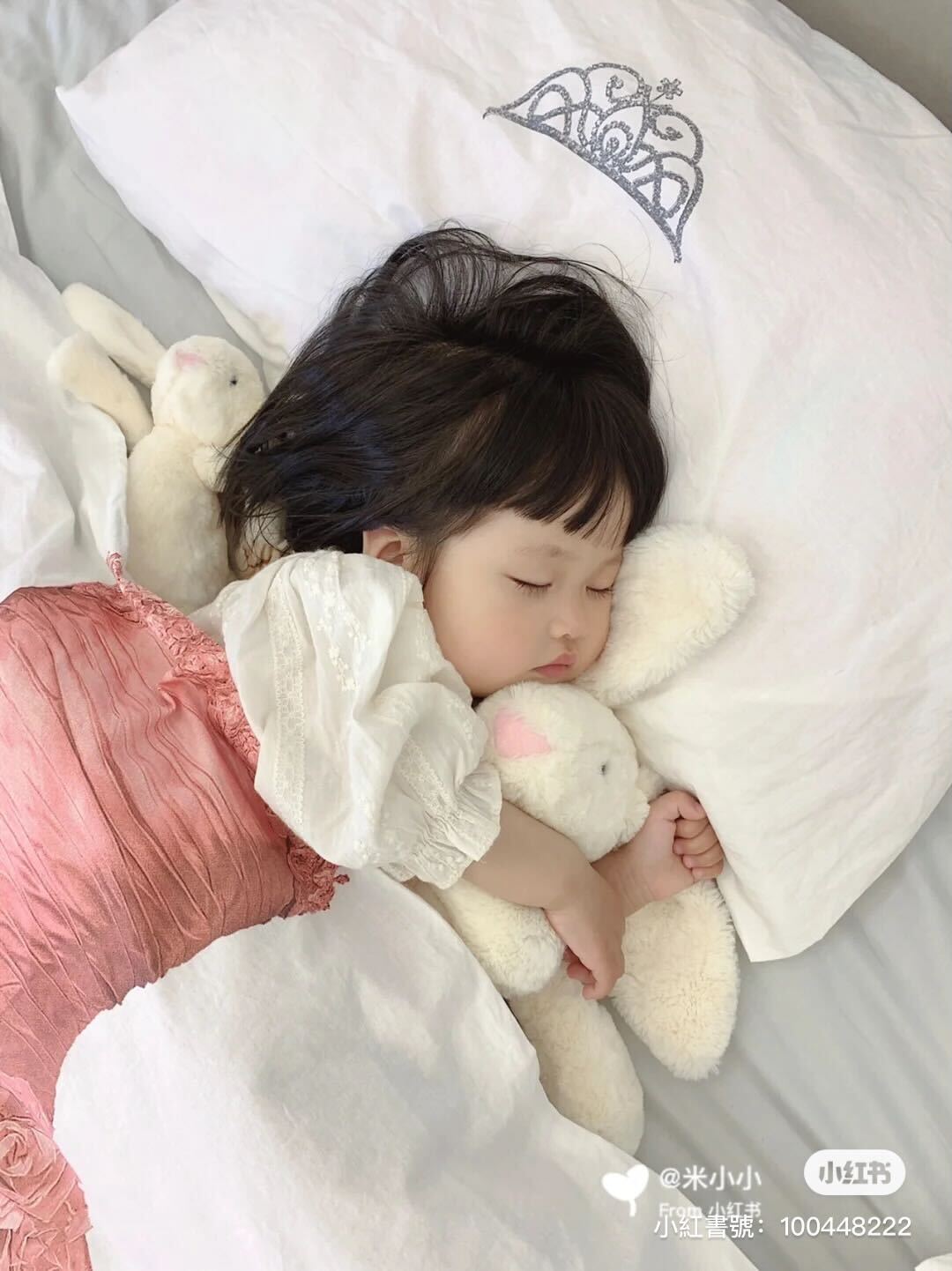 女兒是最可愛生物！馬桶蓋頭「短髮Q萌小女娃」融化眾人　留長髮「秒變空靈小仙女」哥哥顏值更驚艷