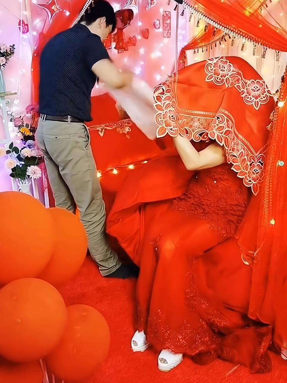 結婚出80萬聘金！新郎在婚床上「鋪白布驗身」　新娘掀開蓋頭後「下秒反應」讓新郎當場石化