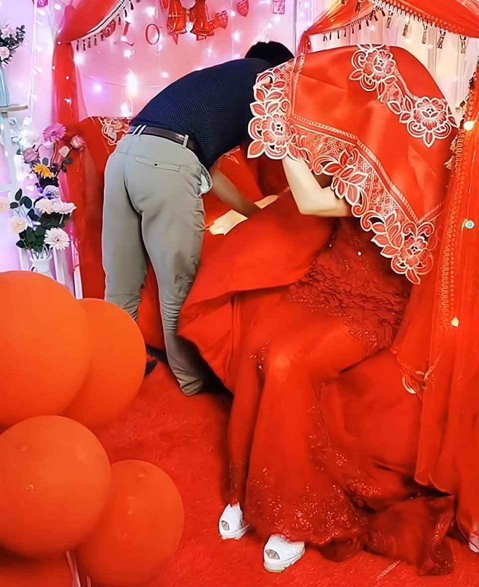 結婚出80萬聘金！新郎在婚床上「鋪白布驗身」　新娘掀開蓋頭後「下秒反應」讓新郎當場石化