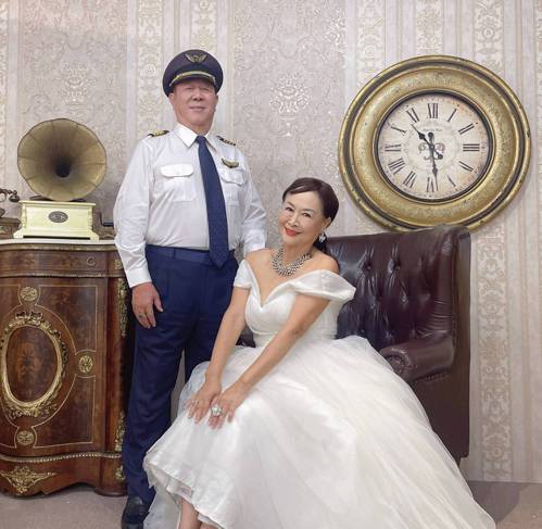 被當笑話看！73歲奶奶喪偶「閃嫁退休機長」婚禮充滿驚喜　「組千歲團同慶」把笑話變神話