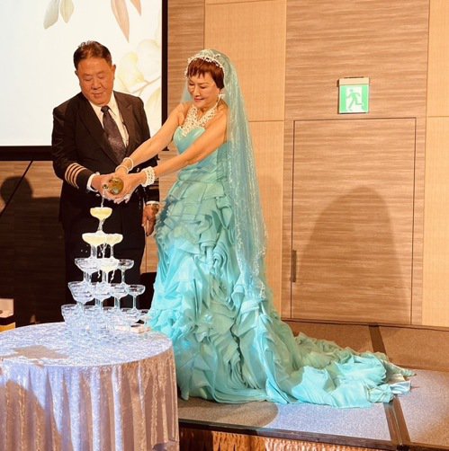 被當笑話看！73歲奶奶喪偶「閃嫁退休機長」婚禮充滿驚喜　「組千歲團同慶」把笑話變神話
