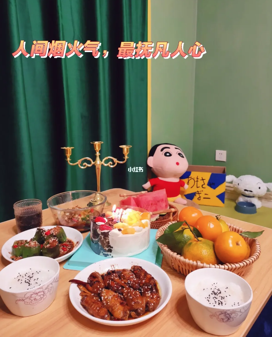 她出手把「《蠟筆小新》裡的房子」搬進自己家! 同款暖爐、餐具全都有「連野原家花園都複製」❤️