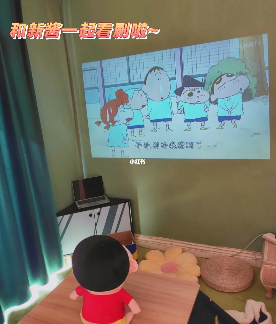 她出手把「《蠟筆小新》裡的房子」搬進自己家! 同款暖爐、餐具全都有「連野原家花園都複製」❤️