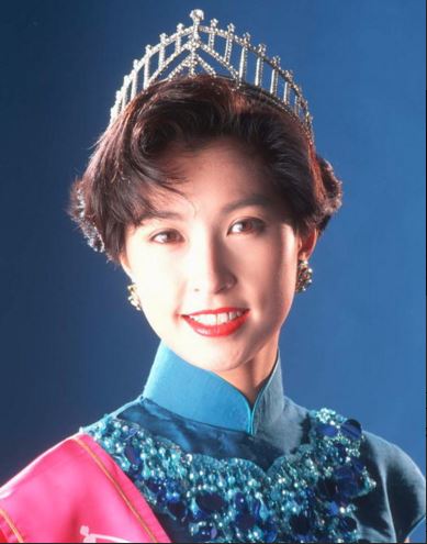 當年選美冠軍！影帝老婆「頂最高學歷出道」甘當背後女人　恩愛25年近照曝「55歲嫩臉像學生」