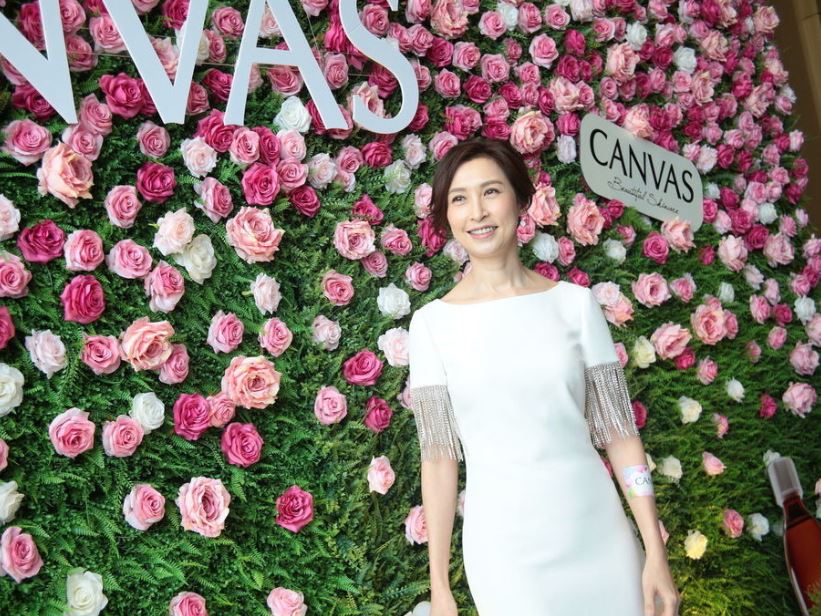 當年選美冠軍！影帝老婆「頂最高學歷出道」甘當背後女人　恩愛25年近照曝「55歲嫩臉像學生」