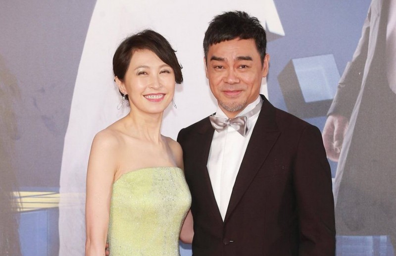 當年選美冠軍！影帝老婆「頂最高學歷出道」甘當背後女人　恩愛25年近照曝「55歲嫩臉像學生」