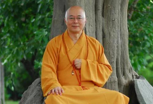 不忍母親受病苦折磨！他不顧妻子反對「出家為僧」茹素吃齋　妻苦等2年「含淚放手」：夫妻緣盡