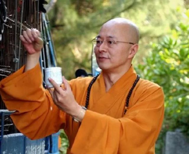 不忍母親受病苦折磨！他不顧妻子反對「出家為僧」茹素吃齋　妻苦等2年「含淚放手」：夫妻緣盡