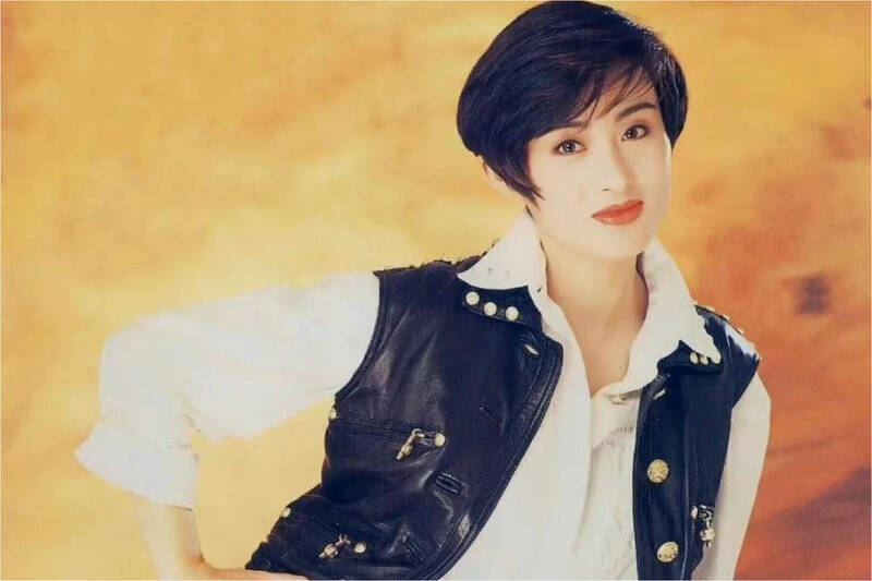 才傳秘密離婚！一代女神無預警「合體小10歲老公」甜蜜慶55歲　秀超大翡翠戒指「狀態美到發光」