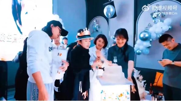 才傳秘密離婚！一代女神無預警「合體小10歲老公」甜蜜慶55歲　秀超大翡翠戒指「狀態美到發光」