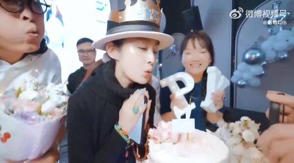 才傳秘密離婚！一代女神無預警「合體小10歲老公」甜蜜慶55歲　秀超大翡翠戒指「狀態美到發光」