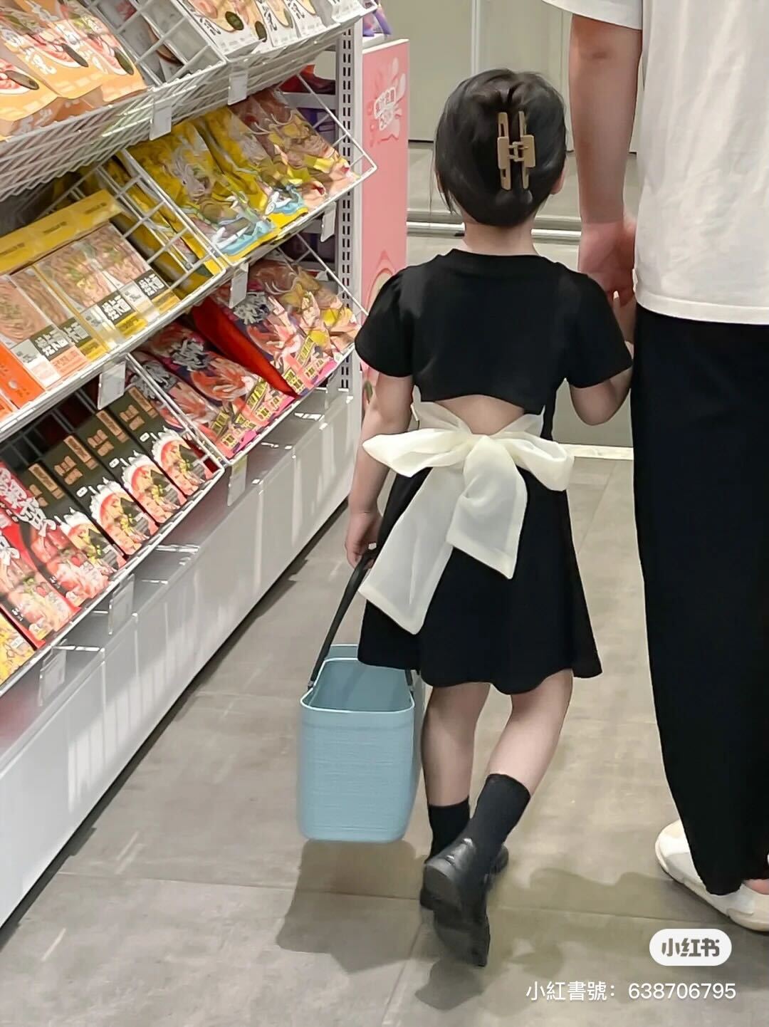 治裝費都給寶貝！媽媽替女兒「天天換不同造型」風格超多變　正面一轉「仙氣高冷臉蛋」看了秒融化❤️