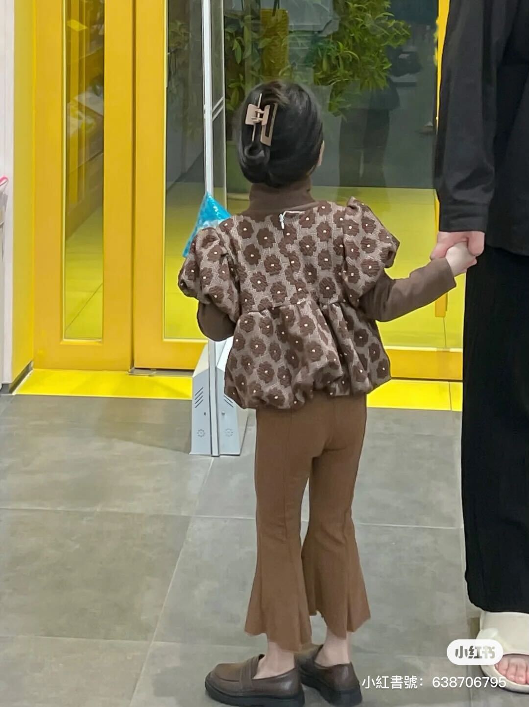 治裝費都給寶貝！媽媽替女兒「天天換不同造型」風格超多變　正面一轉「仙氣高冷臉蛋」看了秒融化❤️