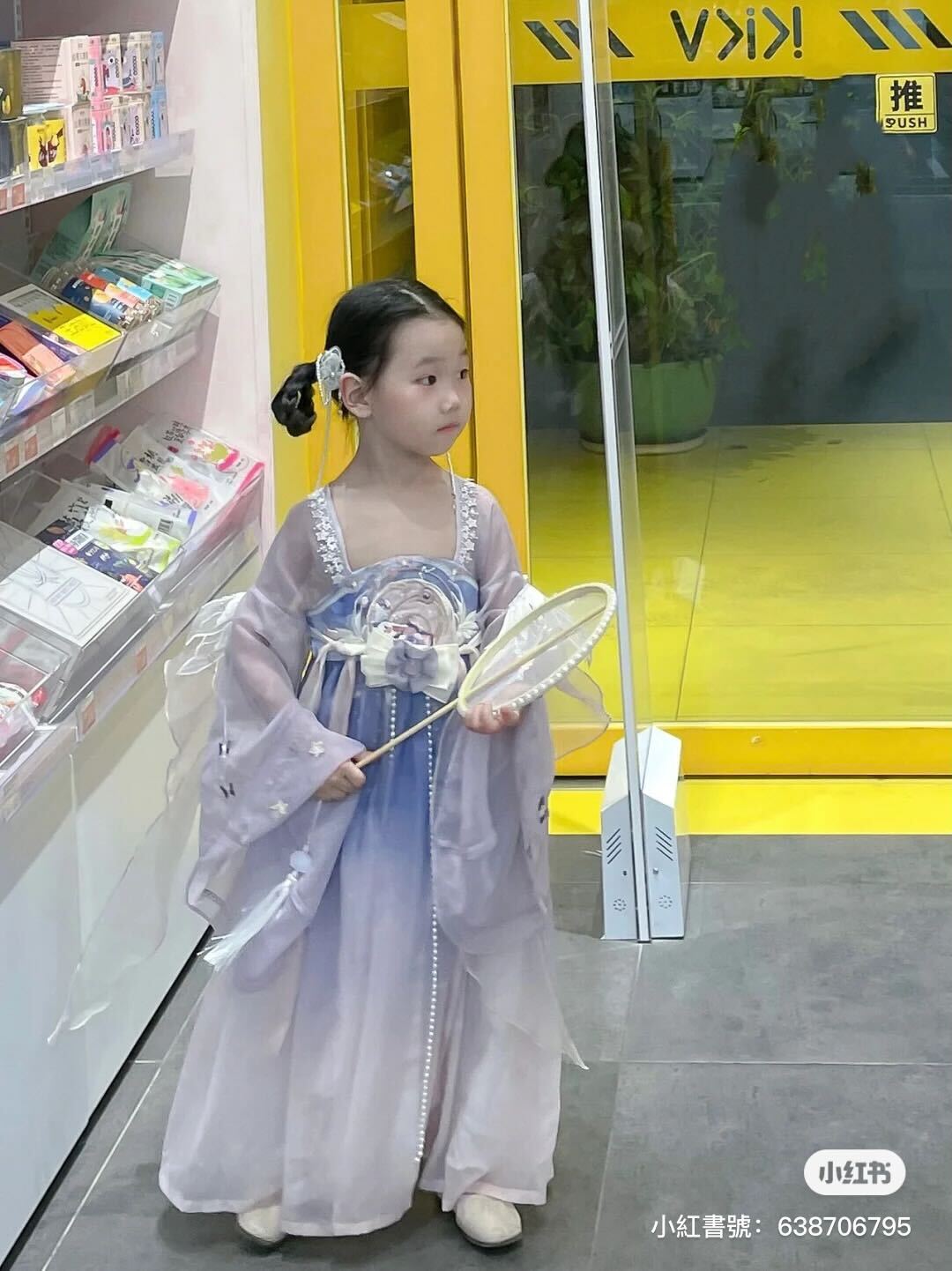 治裝費都給寶貝！媽媽替女兒「天天換不同造型」風格超多變　正面一轉「仙氣高冷臉蛋」看了秒融化❤️