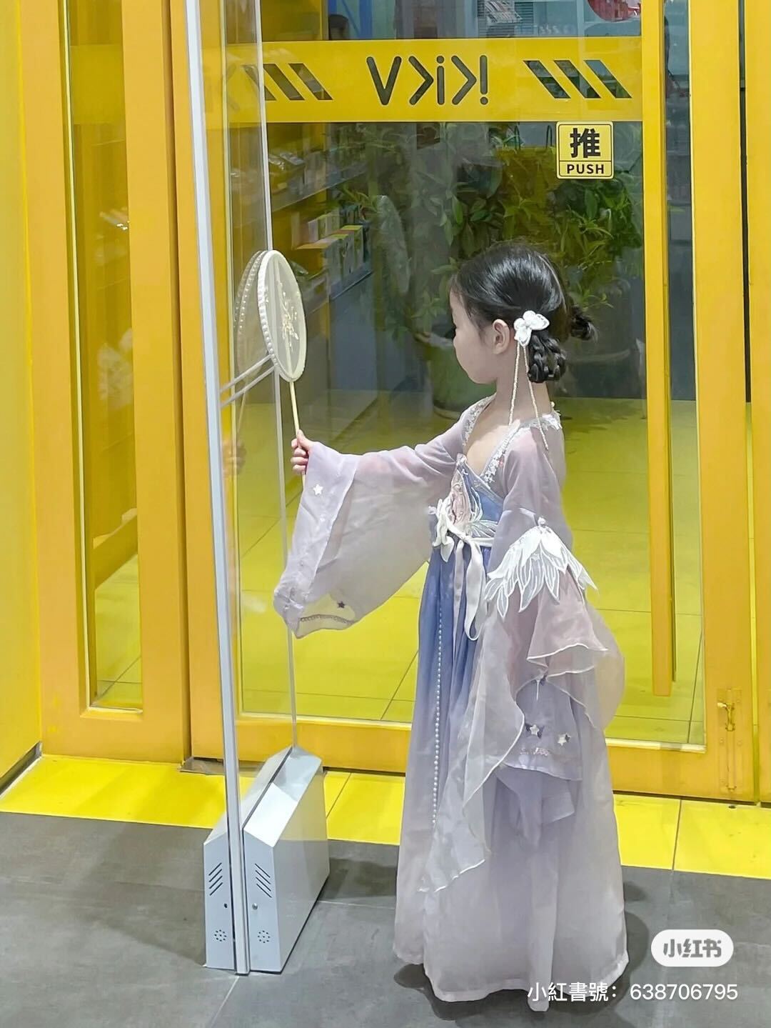 治裝費都給寶貝！媽媽替女兒「天天換不同造型」風格超多變　正面一轉「仙氣高冷臉蛋」看了秒融化❤️