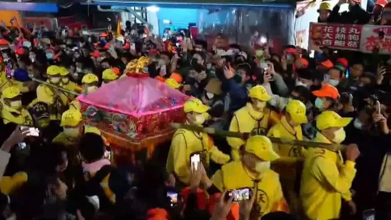 出行首日顯神蹟！白沙屯媽祖「神轎突然停路口」許久不動　信眾往後一看「瞬間恍然大悟」狂喊：媽祖娘娘慈悲
