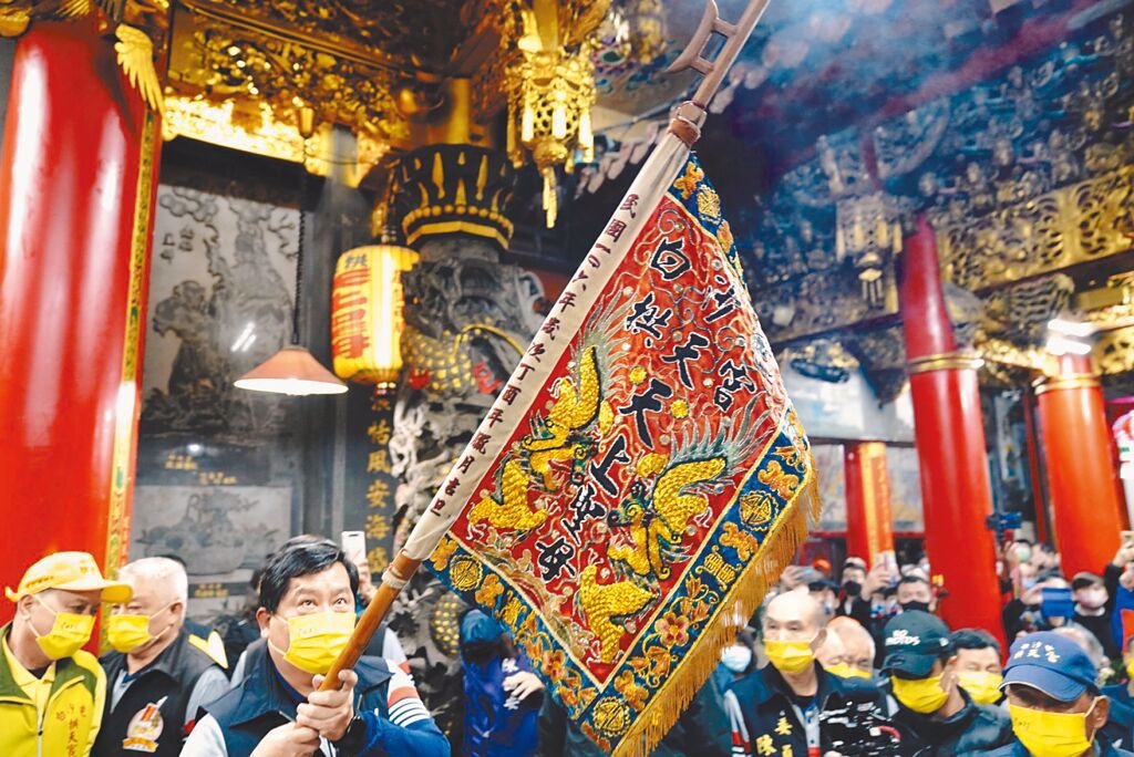 出行首日顯神蹟！白沙屯媽祖「神轎突然停路口」許久不動　信眾往後一看「瞬間恍然大悟」狂喊：媽祖娘娘慈悲