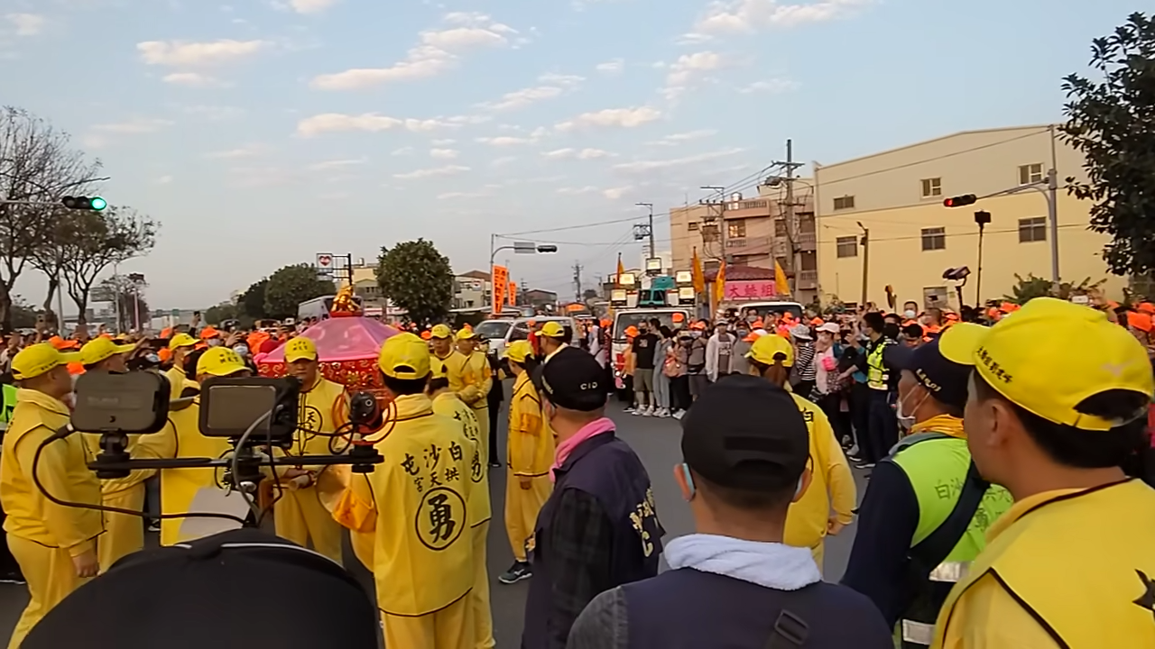 出行首日顯神蹟！白沙屯媽祖「神轎突然停路口」許久不動　信眾往後一看「瞬間恍然大悟」狂喊：媽祖娘娘慈悲