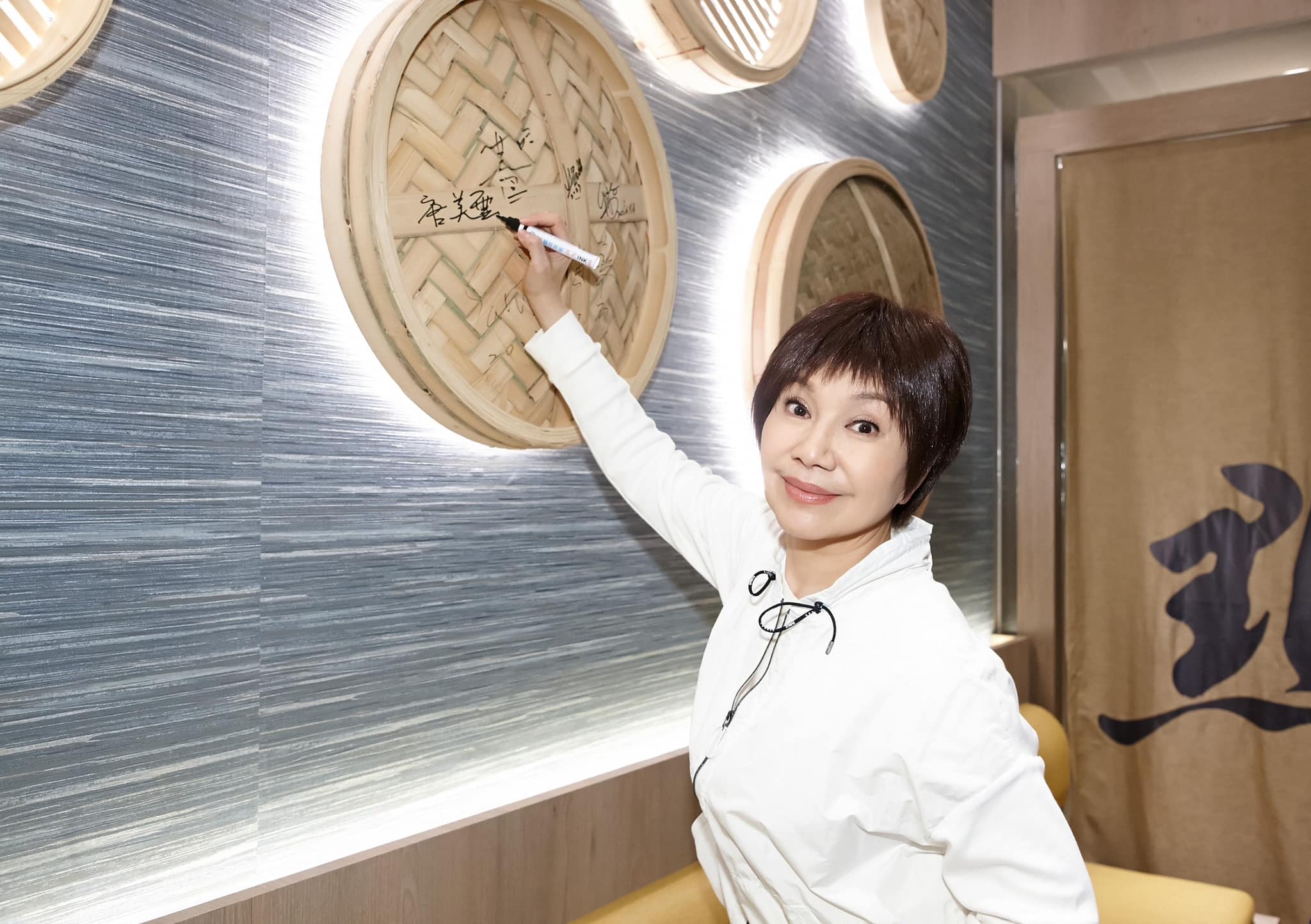 父母都不在了！58歲資深女星「削髮成尼」茹素30年　「拍戲12年戴假髮」含淚堅守父母遺願