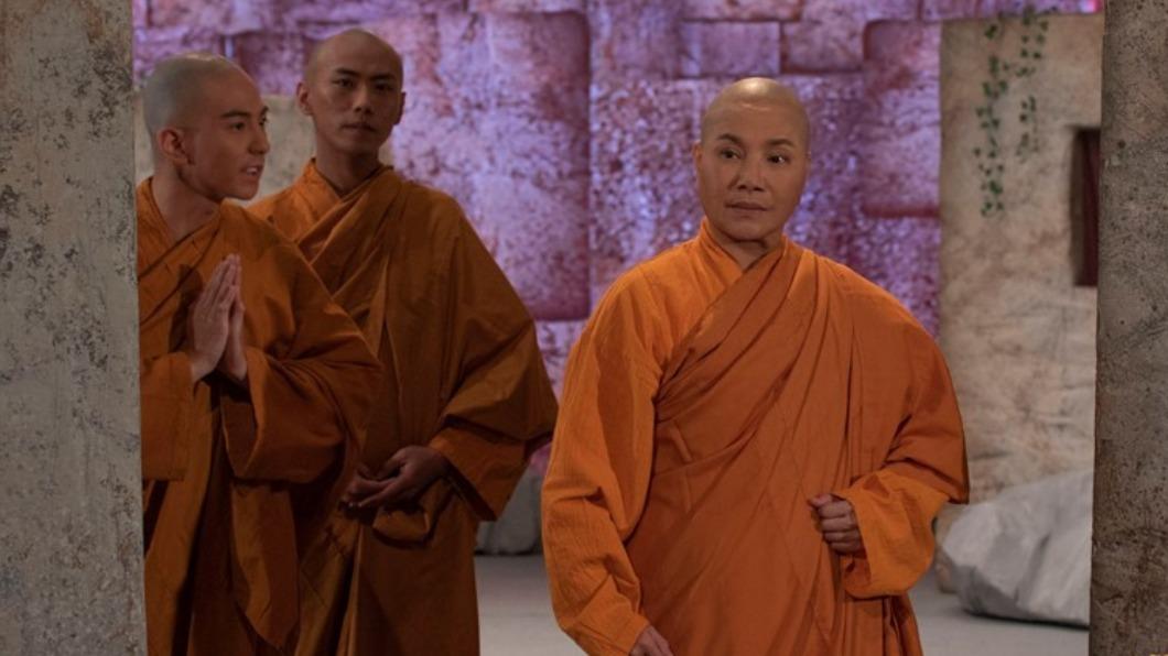 父母都不在了！58歲資深女星「削髮成尼」茹素30年　「拍戲12年戴假髮」含淚堅守父母遺願