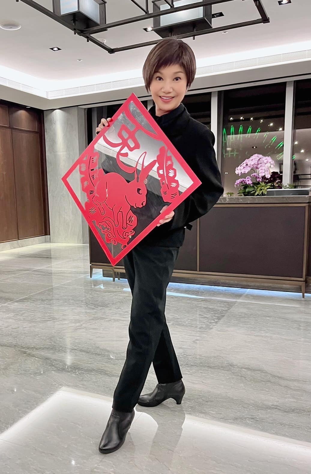 父母都不在了！58歲資深女星「削髮成尼」茹素30年　「拍戲12年戴假髮」含淚堅守父母遺願