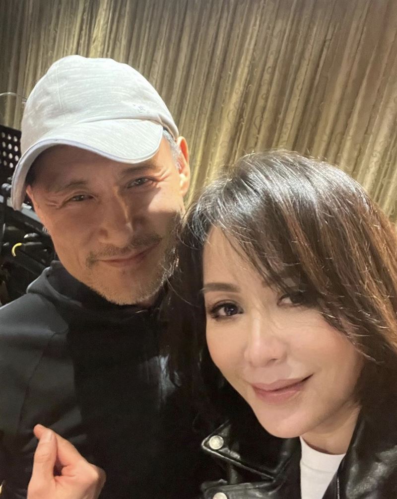 同框多年老友！61歲歌神「頭髮全白皺紋盡現」被虧：不適合演戲　老後願望「牽妻手漫步海邊」