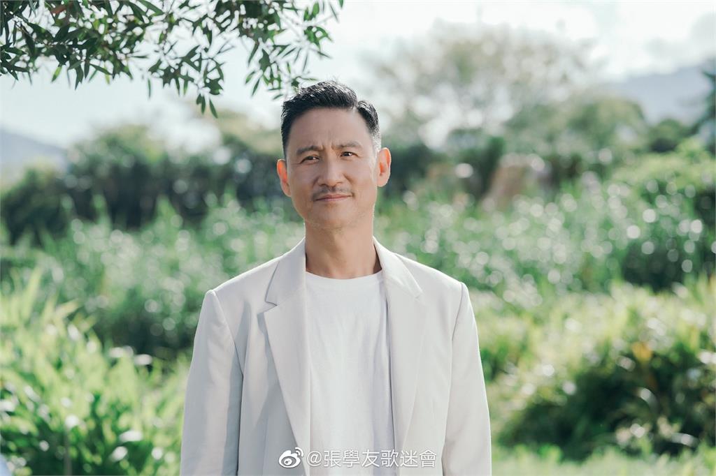 同框多年老友！61歲歌神「頭髮全白皺紋盡現」被虧：不適合演戲　老後願望「牽妻手漫步海邊」