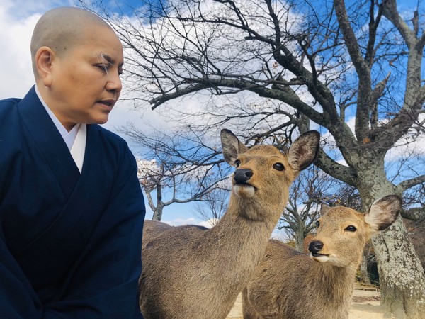 父母都不在了！58歲資深女星「削髮成尼」茹素30年　「拍戲12年戴假髮」含淚堅守父母遺願
