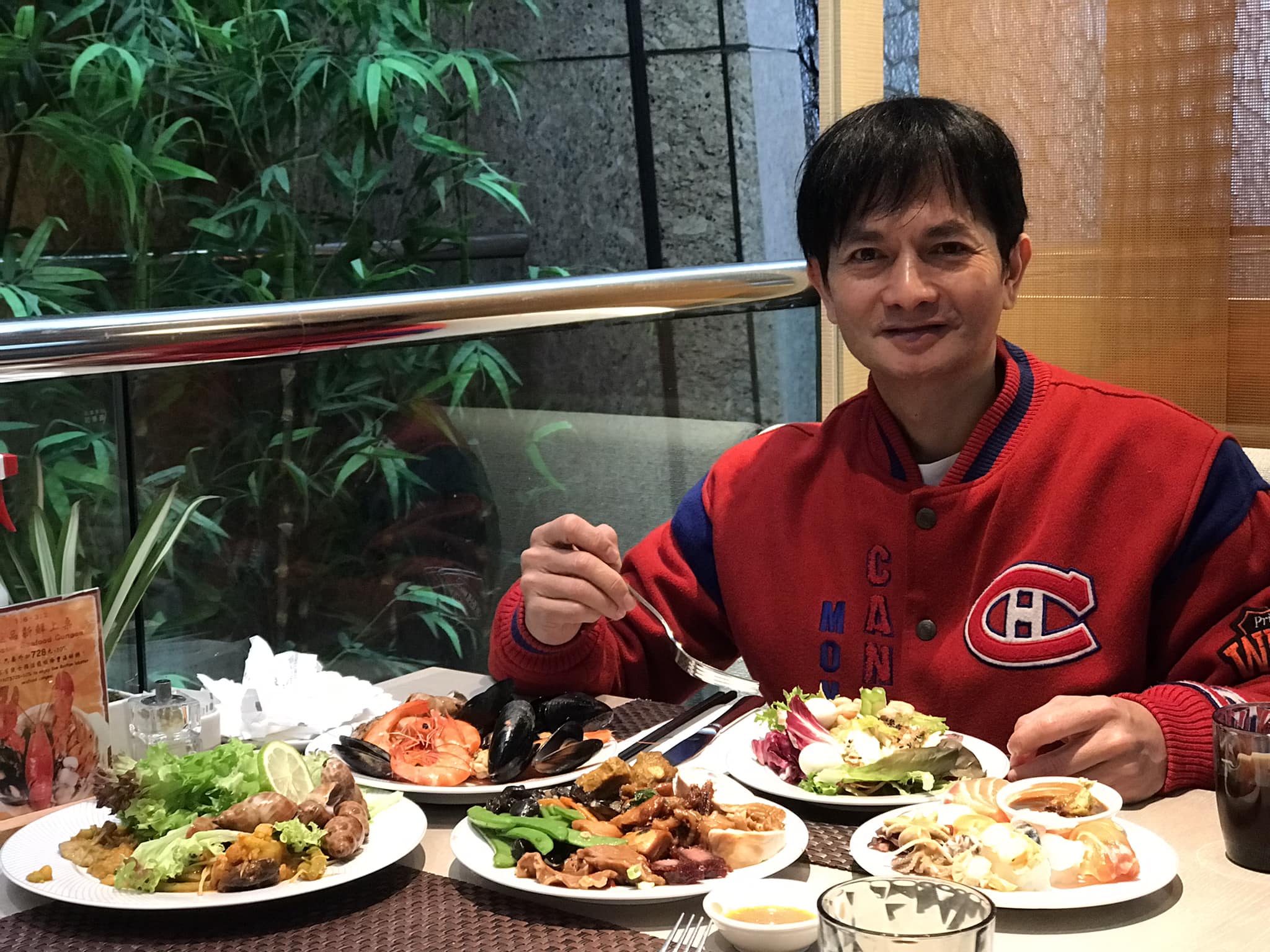 拍戲只是興趣！《玫瑰瞳鈴眼》男星「遭爆私下財力雄厚」不愁沒戲拍　友人爆致富秘訣「光一週賺39萬」：隱藏富豪