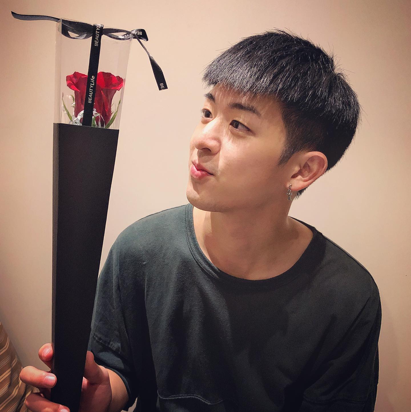 61歲歌王愛兒「爆劈腿5年女友」...竟誇口「兩個女人都要」正宮崩潰