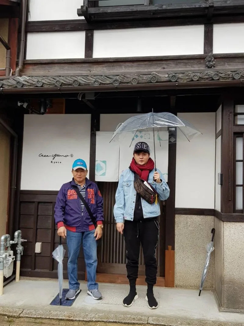 急返老家奔喪！許富凱曝「爸爸算出命中帶藝」想改名被罵　淚謝「嚴父教出大明星」抗拒到感激不盡