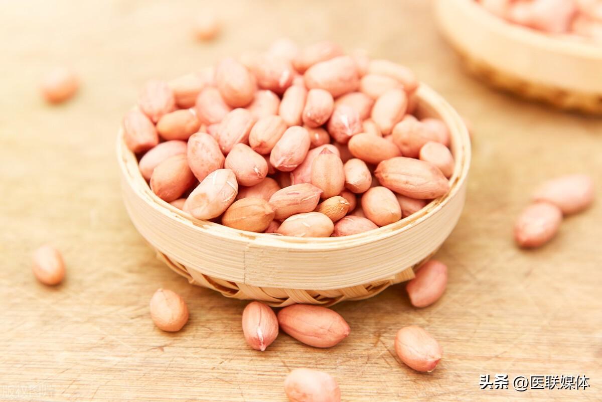 花生是癌症的「加速器」？醫生提醒：「3類人」確實不建議吃花生