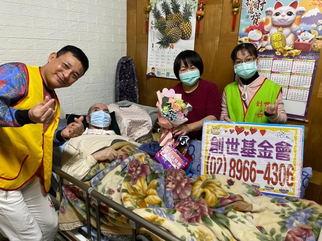 顧中風母11年！本土劇男星「醫藥費燒破700萬」甘之如飴　淚謝妻同吃苦「把婆婆當親媽」