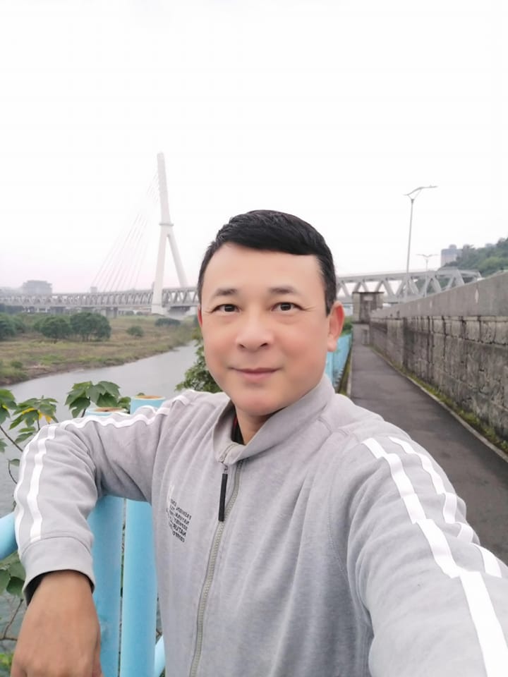 顧中風母11年！本土劇男星「醫藥費燒破700萬」甘之如飴　淚謝妻同吃苦「把婆婆當親媽」