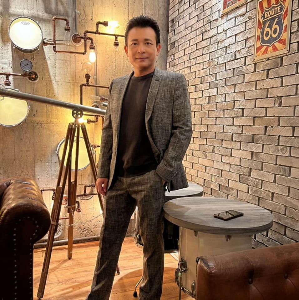 顧中風母11年！本土劇男星「醫藥費燒破700萬」甘之如飴　淚謝妻同吃苦「把婆婆當親媽」
