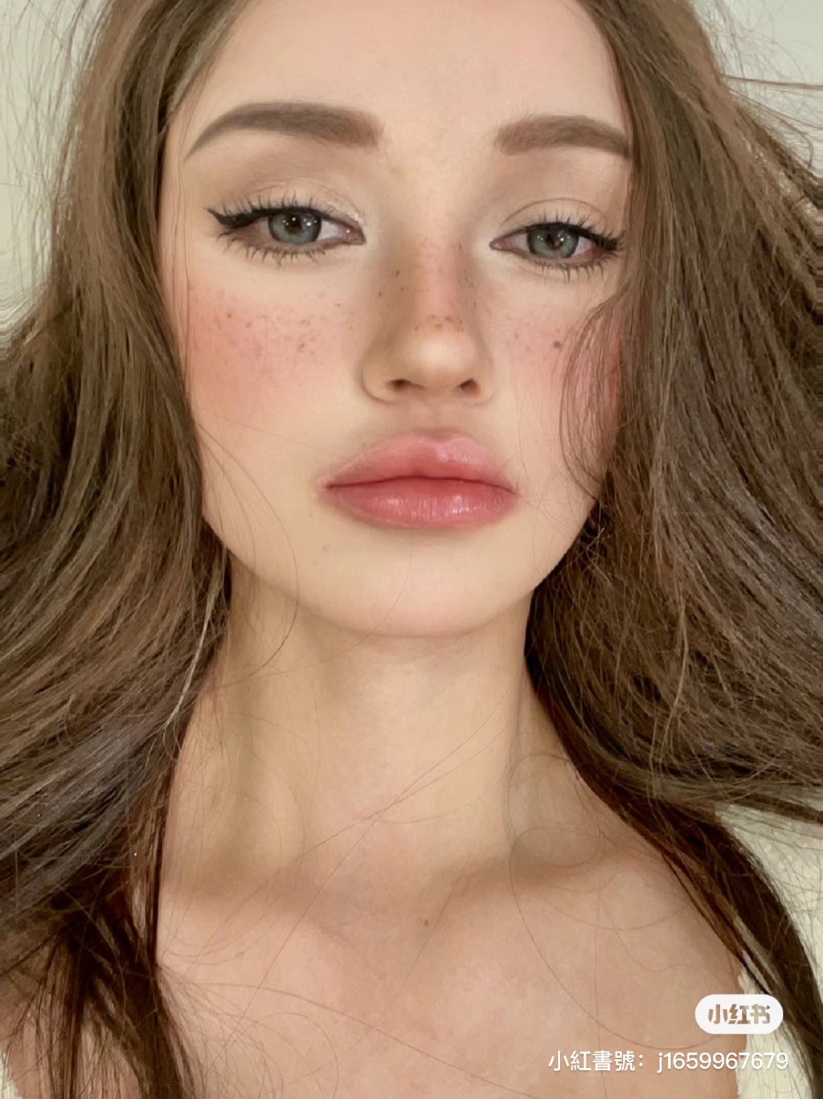 史詩級化妝術！神人「把自己畫成外國正妹」根本真人芭比　一卸妝「露出最真實素顏」直接變張臉